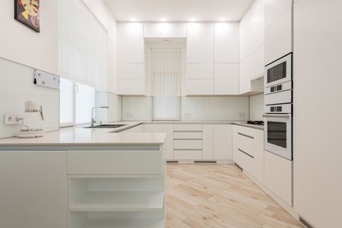 Почему белая кухня выглядит по-разному: роль света и фактур