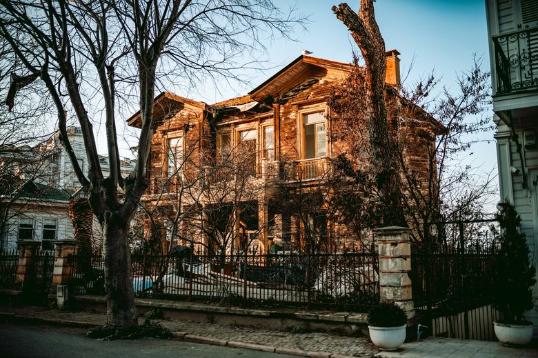 Какие плюсы и минусы клееного бруса определяют стратегию отделки?