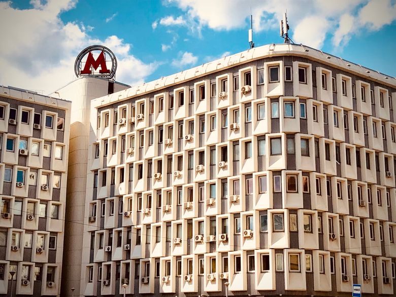 Какие нормативы регулируют установку кондиционеров на фасадах в Москве?