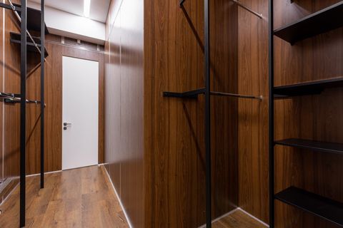 Чем мужская гардеробная отличается от женской: главные принципы