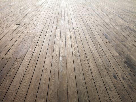 Почему широкоформатная доска в новостройке бизнес-класса сложнее, чем в старом фонде?